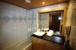 Discover a charming bathroom with a touch of elegance.