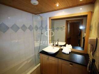 Discover a charming bathroom with a touch of elegance.
