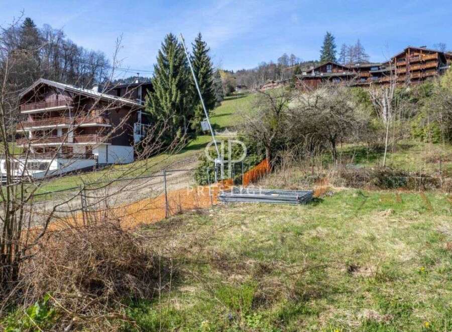 Discover a stunning property nestled in a picturesque landscape.