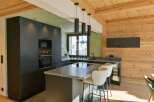 Discover modern luxury in this stunning kitchen.