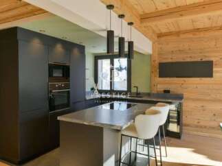 Discover modern luxury in this stunning kitchen.