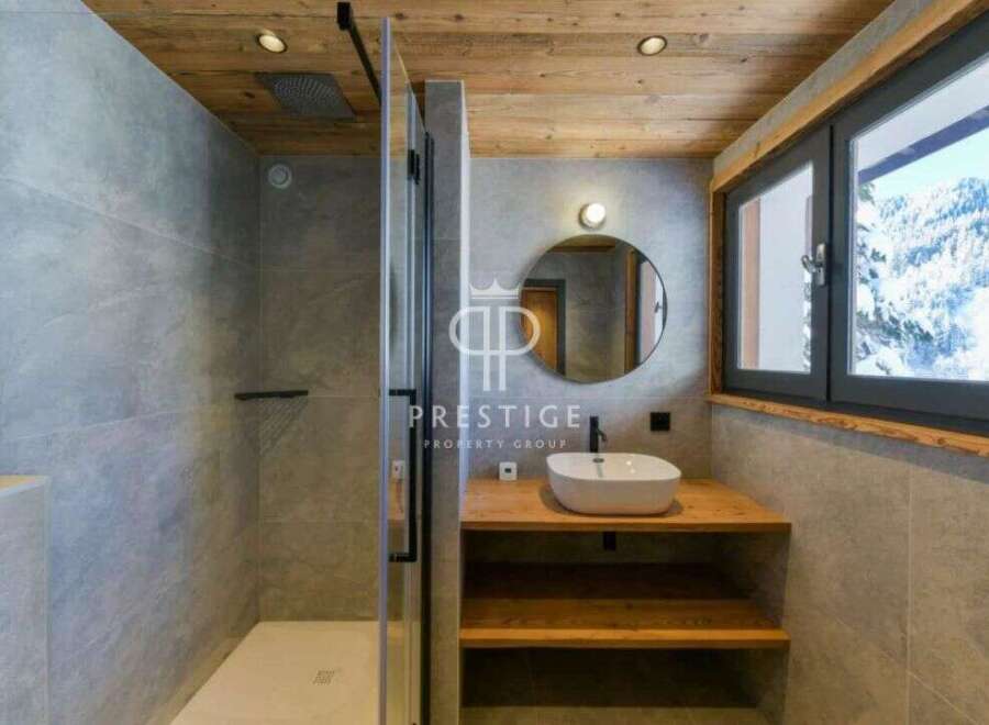 Discover a luxurious bathroom with a modern design.