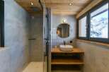 Discover a luxurious bathroom with a modern design.