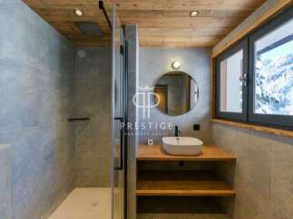 Discover a luxurious bathroom with a modern design.