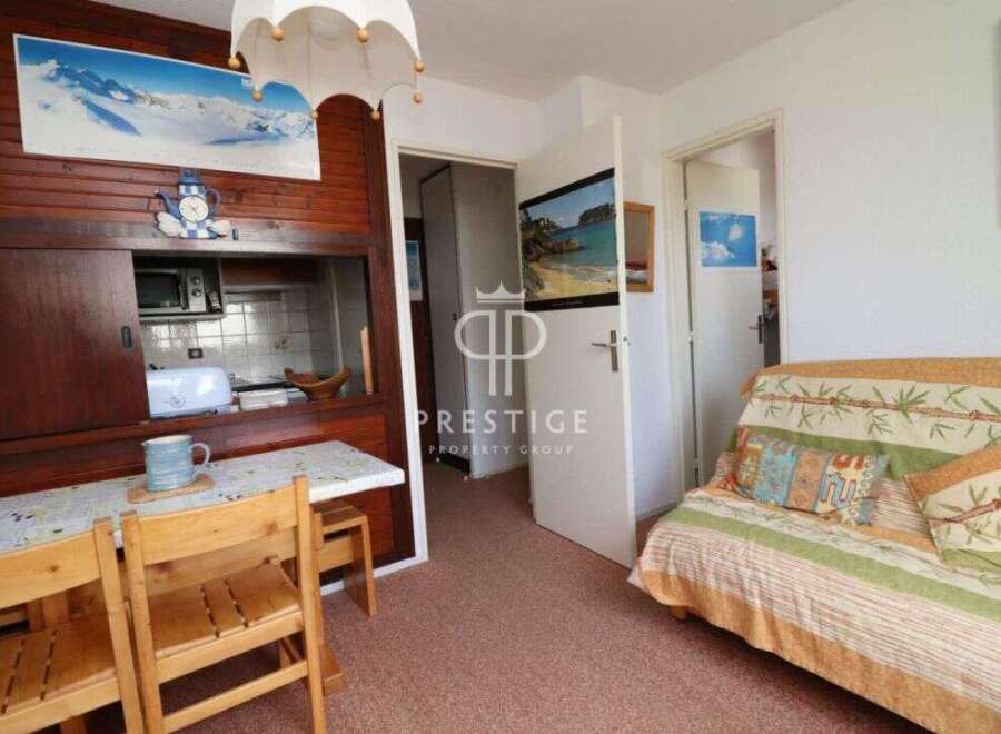 Cozy apartment with a well-equipped kitchenette, perfect for preparing meals.