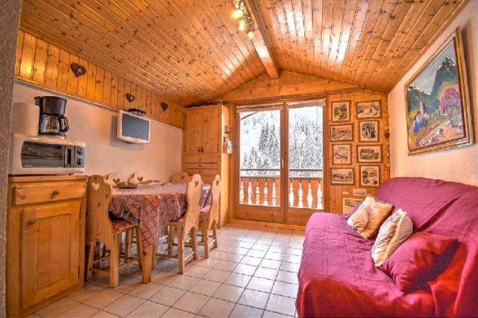Two-bedroom apartment in Morzine facing the slopes
