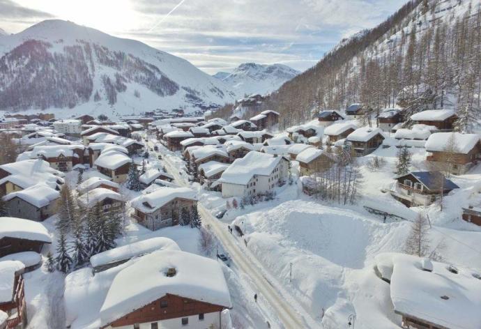 Two-bedroom house in Val d’Isère. Click on the image to view the property.
