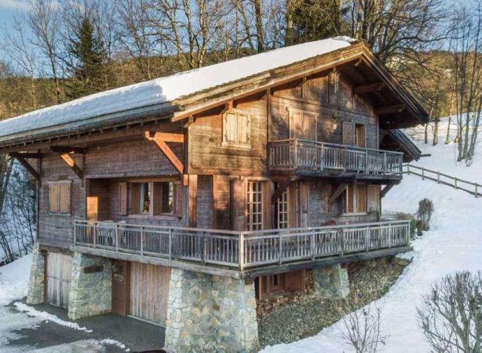 We offer you this charming chalet located in a quiet area, close to the ski slopes of Mont d'Arbois and the Golf course. 
