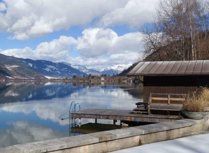 Large lakefront chalet with 10 private rooms. 