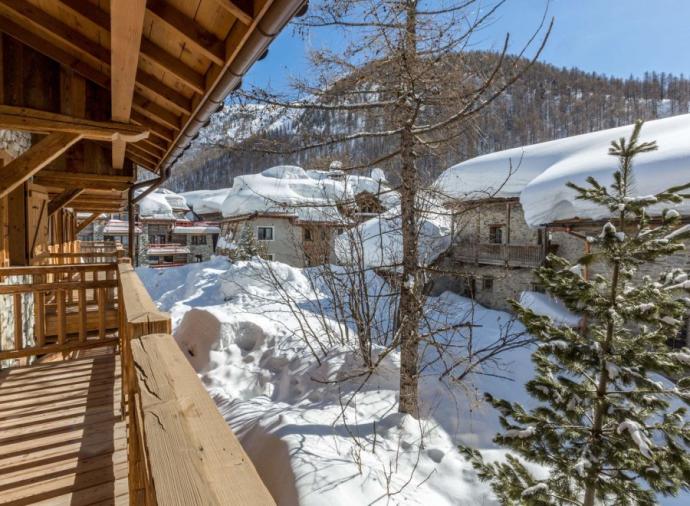 This stunning Val d’Isere apartment is situated in a central location in this iconic French Alps village and very close to the ski slopes. 