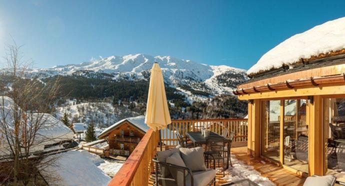 This chalet built in 2017 is located in Mussillon and offers 200 sq.m of habitable space