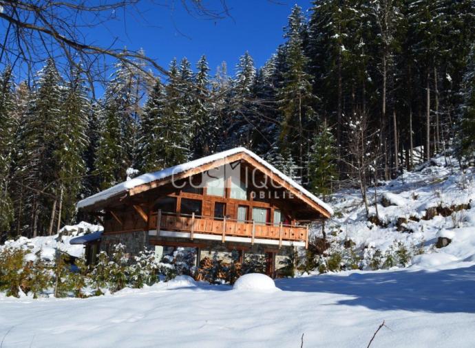 In Les Bois, a sought-after Chamonix neighbourhood, a 300 m² chalet, completed in 2015 with panoramic Mont Blanc views. 