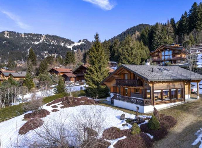 High standing chalet ideally located in the most sought after area of le Domaine de la Forêt, next to ski pistes and walking distance to the centre.
