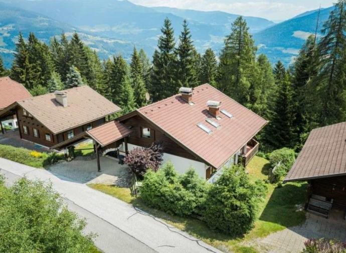 Vast mountain chalet with 3 independent apartments and complete flexibility of use as permanent home, second home or for rental in the Carinthian lakes area