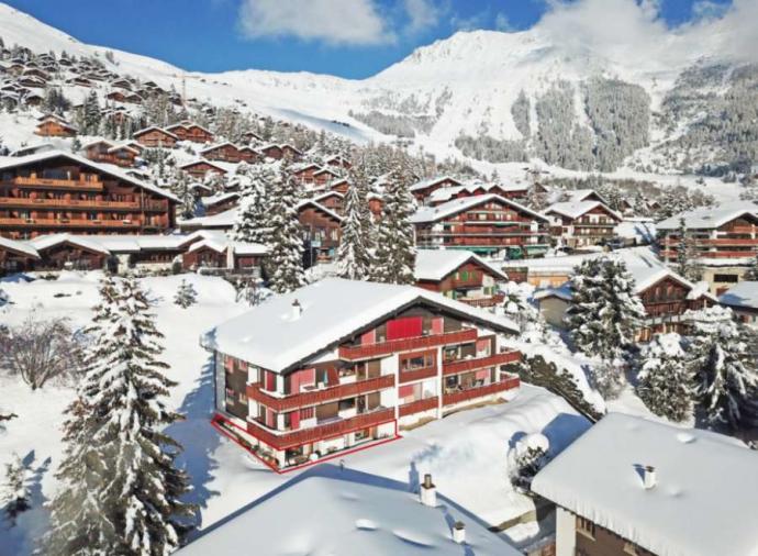 Offering to both Swiss and Non-Swiss buyers, this lovely 3 bedroom apartment is perfectly nestled just 50m from the Savoleyrres ski lift in Verbier.