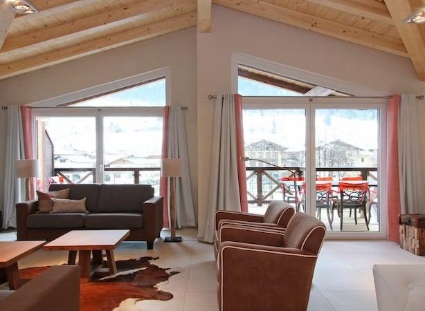 This is a rare re-sale Austrian penthouse is situated in a popular new resort development in the centre of Kaprun