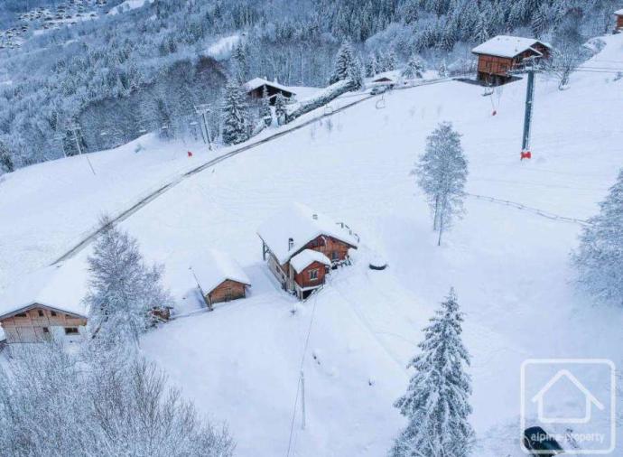 A large plot of land with private access and protected woodland, located right on the piste where the world cup downhill race takes place, offering uninterrupted panoramic views of the whole Chamonix valley.