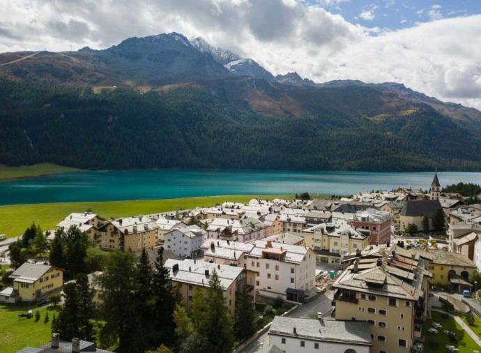Sonne Silvaplana” is a residential development of luxury apartments located in the heart of the enchanting Upper Engadine lake district