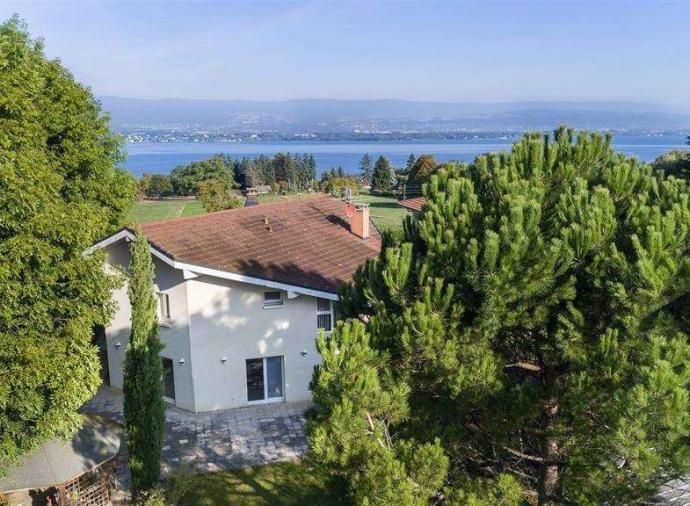 In Messery, a superb, detached villa overlooking Lake Leman in a quiet environment