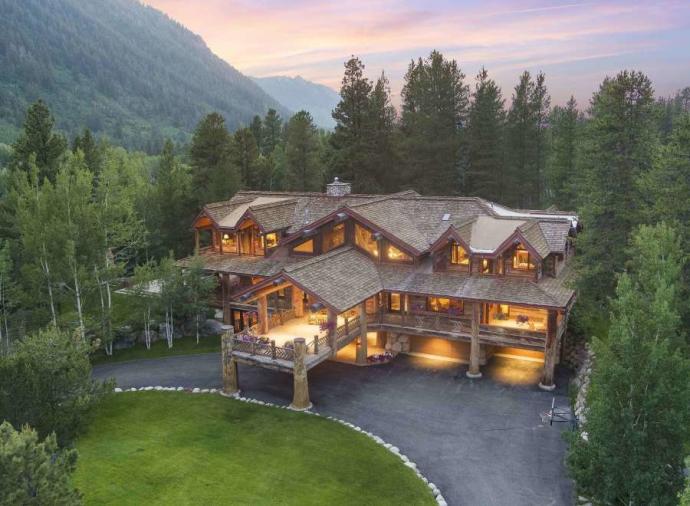 This magnificent home in Aspen is within easy reach of major transport hubs