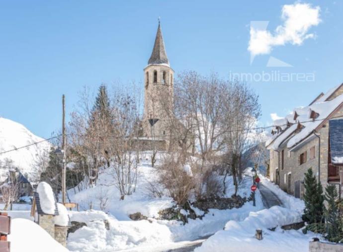 Close to the Baqueira Beret ski resort is this cosy and bright house