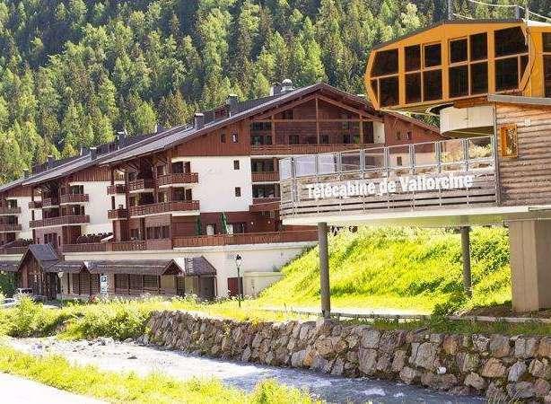 Ours Bleu is a large two bedroom apartment in Vallorcine, right at the foot of the ski lift, with a large terrace with river and mountain views