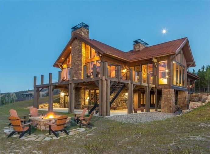 A splendid family residence with views of Lone Peak and the Spanish peaks