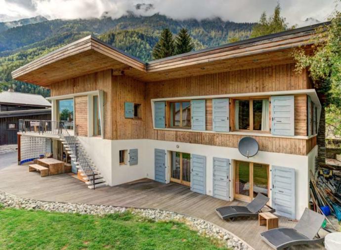 Located opposite the Mont-Blanc chain in the sunny Les Pecles area, a 15-minute walk from the town centre, this chalet, dating back from the 1950’s, has undergone a careful renovation in 2006