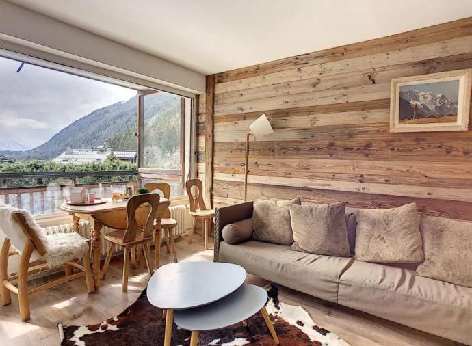 A rare opportunity due to the quality of the apartment and the location in a very popular residence, close to the Grands Montets ski area.