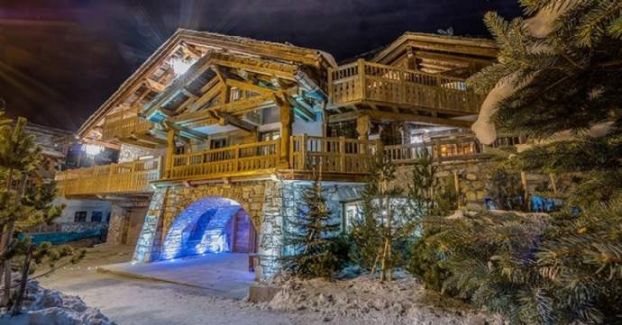 Chalet L’Hotse is a luxury ski chalet that brings something a little different to Val d’Isere