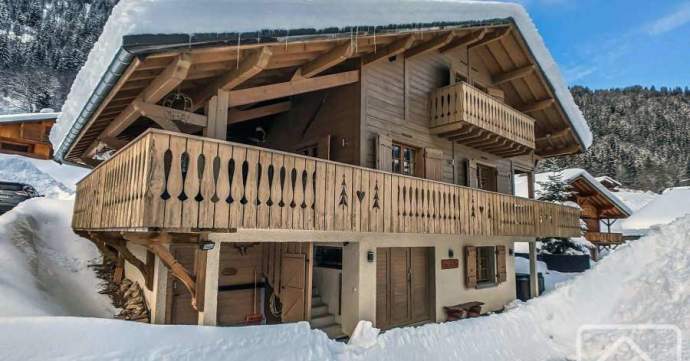 Chalet Linga is a modern and spacious 5 bedroom chalet located very close to the main ski area of Linga, in Chatel