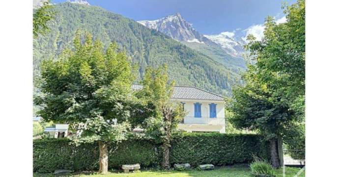 A three bedroom apartment in a small attractive residence with a lovely communal green space, which offers great views towards the Mont Blanc chain.