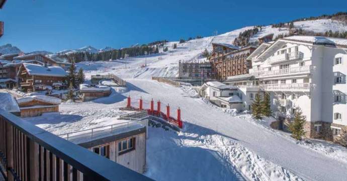 Ideally located in the heart of Courchevel 1850, in a completely renovated ski-in ski-out residence.