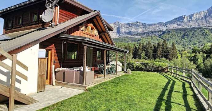 In an idyllic setting, chalet renovated in 2008 with an area of 140 m².