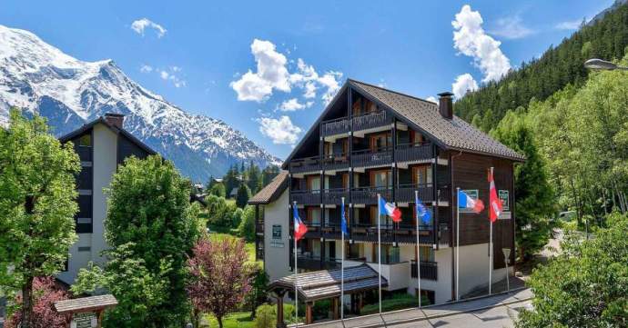 Beautifully refurbished and spacious one-bedroom apartment in Chamonix where you can ski from your door.