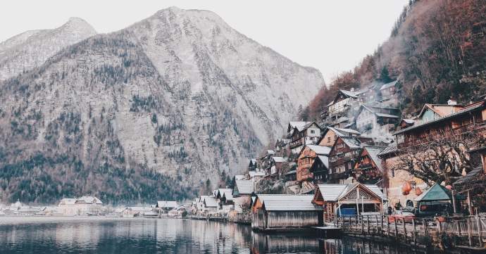 Ski property over an Austrian lake